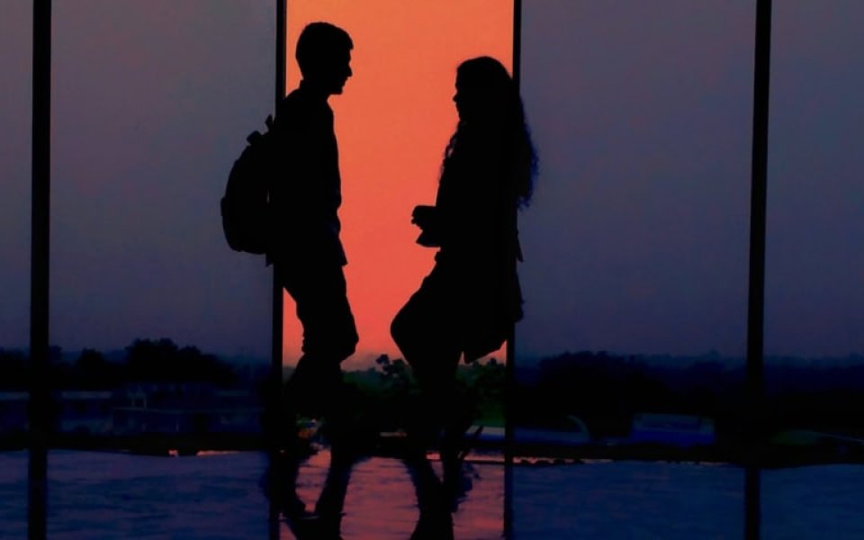 2 jongeren (M/V) silhouet