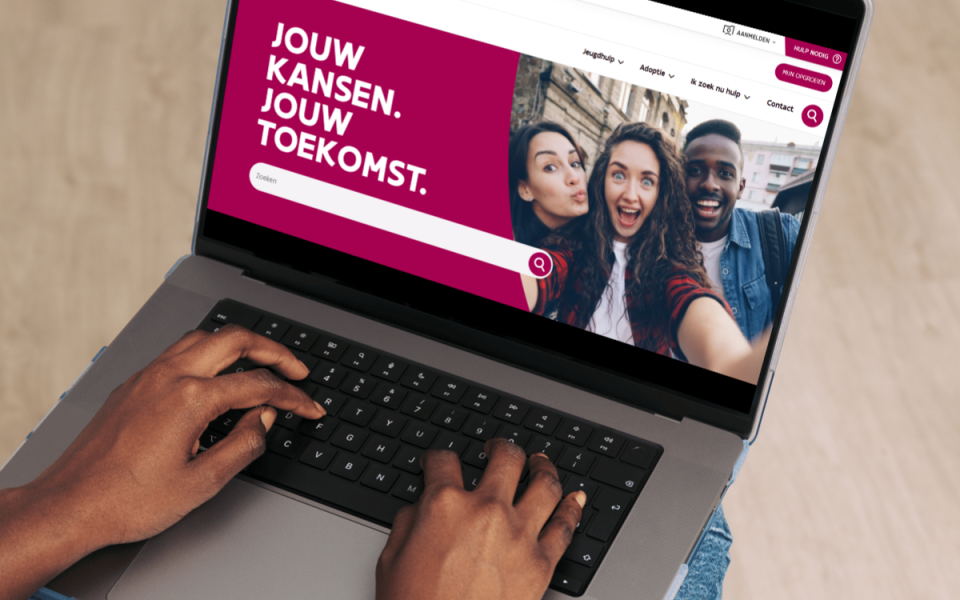 Nieuwsbericht Opgroeien Surfen naar website jongeren.opgroeien.be op laptop