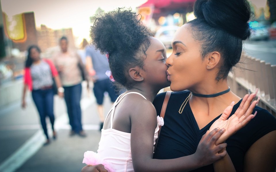 mama en dochter diversiteit kus