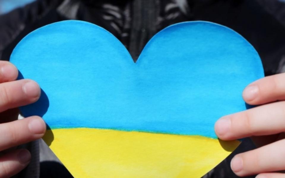 Kind houdt hart vast met kleuren Oekraïense vlag