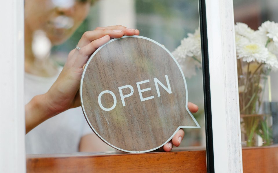 iemand-zet-plaatje-met--open--aan-het-raam