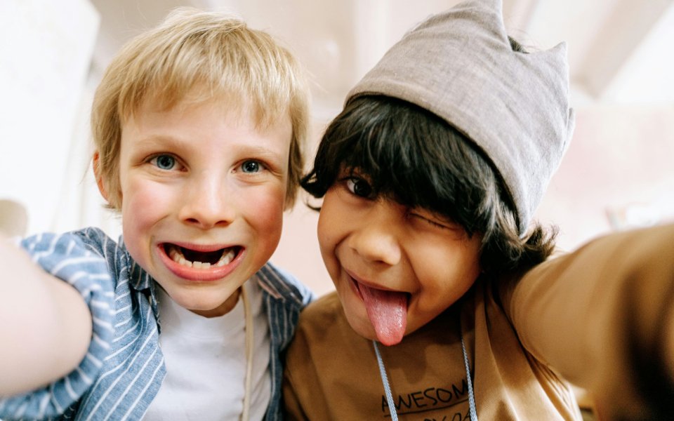 Twee jongens trekken gekke bekken