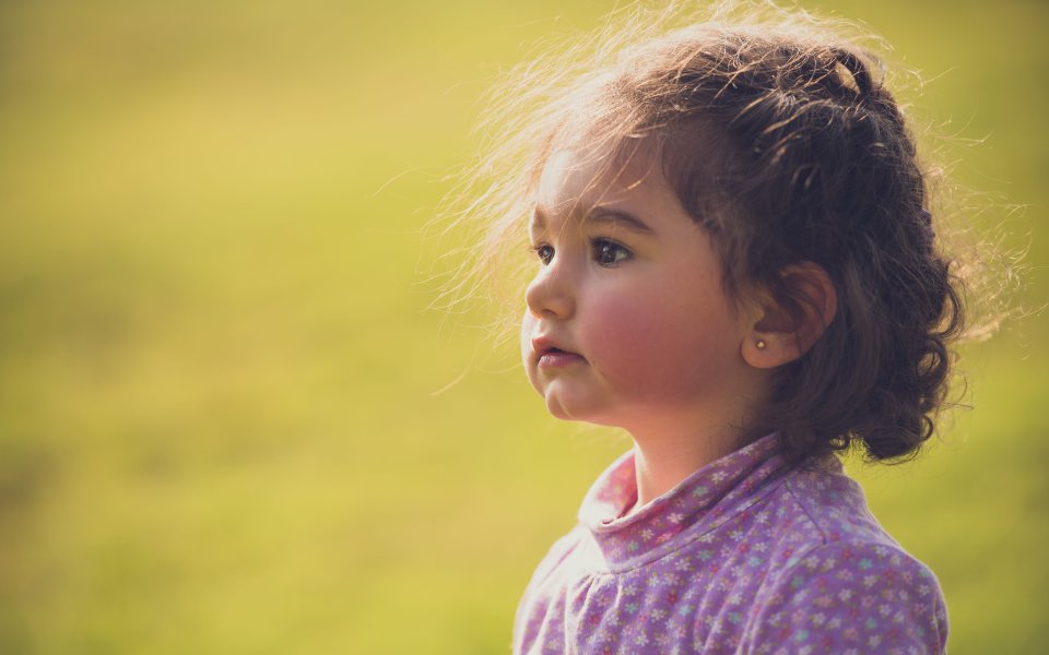 Nieuwsbericht Opgroeien jong meisje met bruine krullen natuur kijkend naar links
