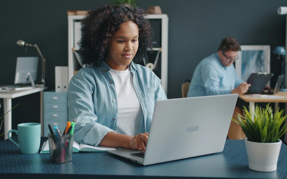 jonge-vrouw-kijkt-op-laptop