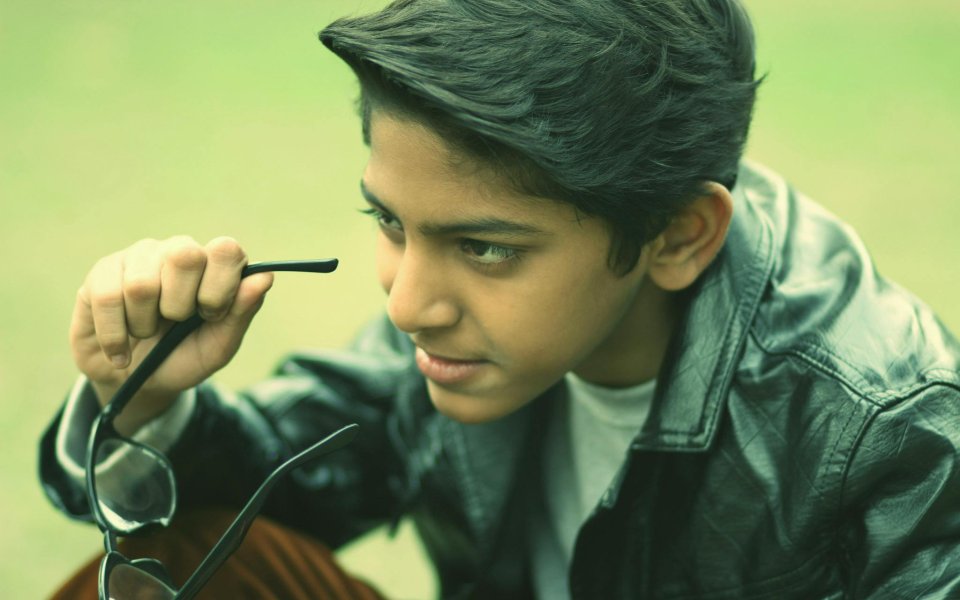 jongen-kijkt-in-de-verte--zijn-bril-afgezet