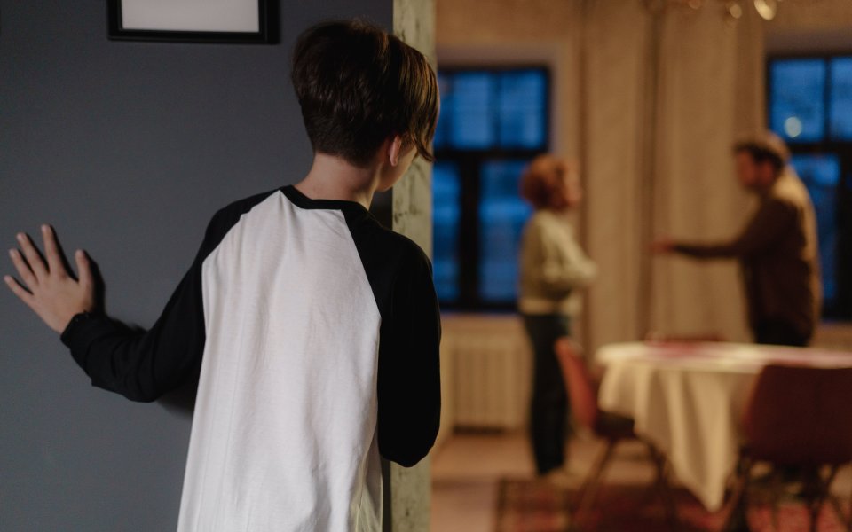 jongen kijkt toe hoe ouders ruziemaken