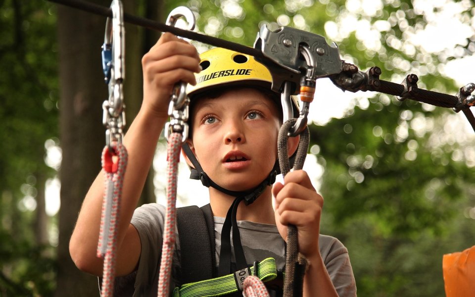 jongen klimmateriaal boomparcours