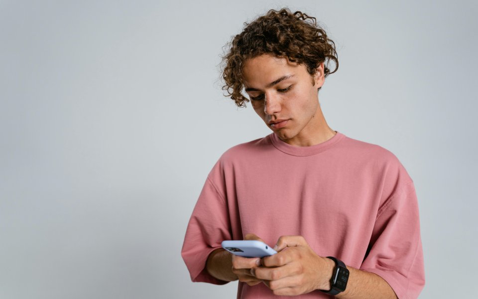 jongere-die-op-zijn-gsm-kijk