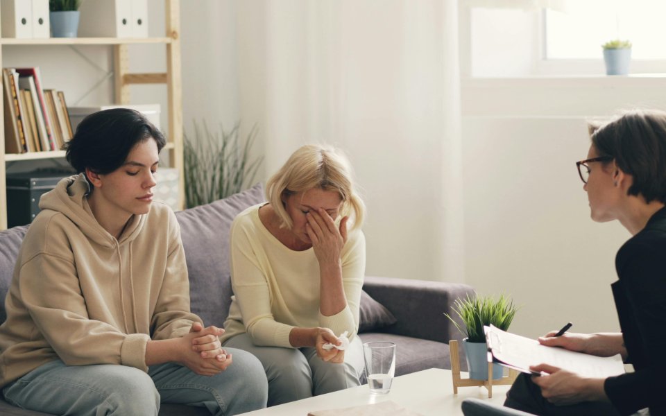 jongere-en-2-volwassenen-in-moeilijk-gesprek