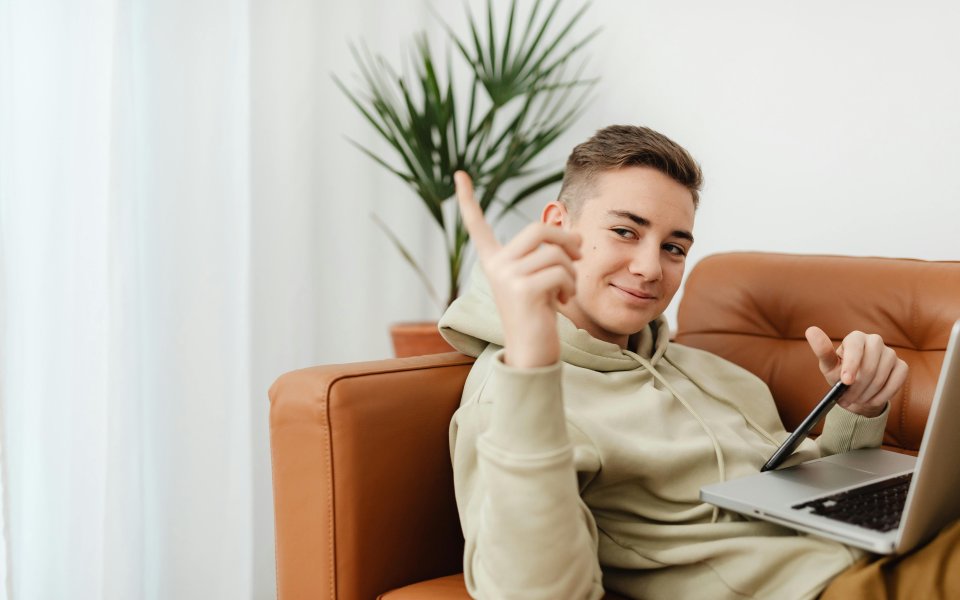 jongere-ligt-in-de-zetel-met-laptop