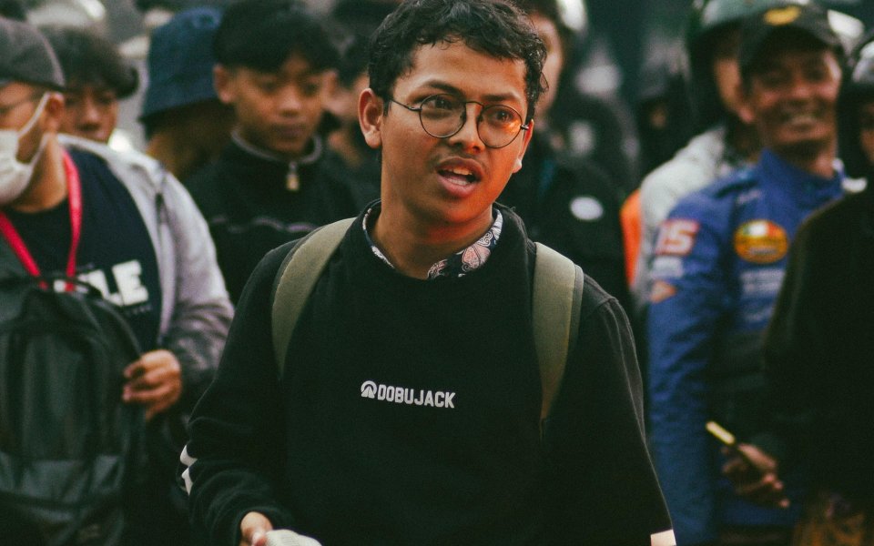 jongere met megafoon in een groep