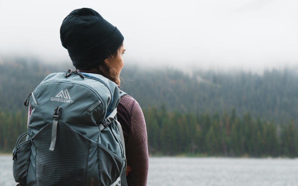 jongere-met-rugzak--kijkend-in-de-verte