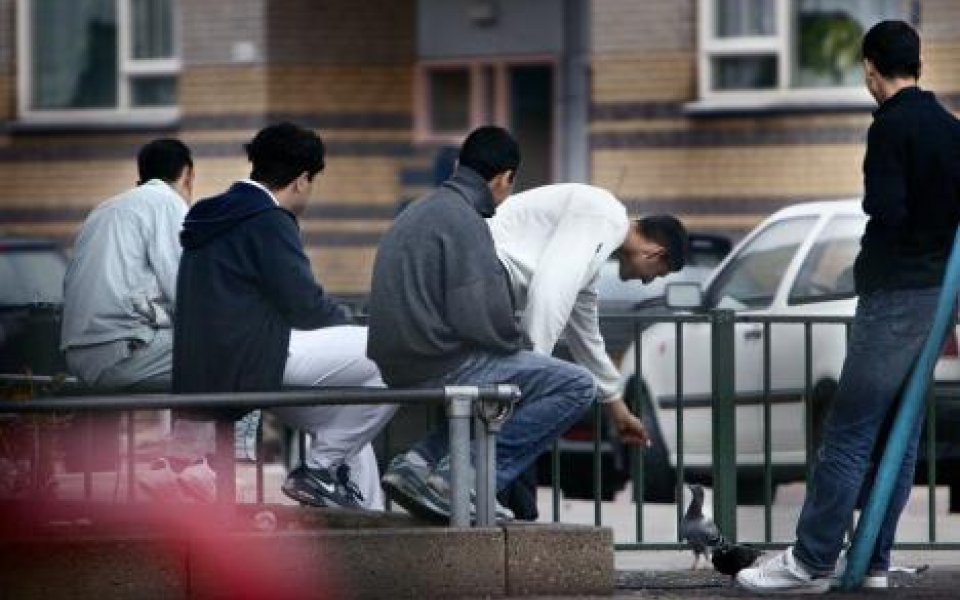 jongeren hangen rond op straat