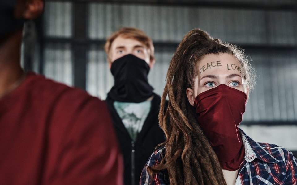 jongeren met sjaal voor het gezicht - radicalisering
