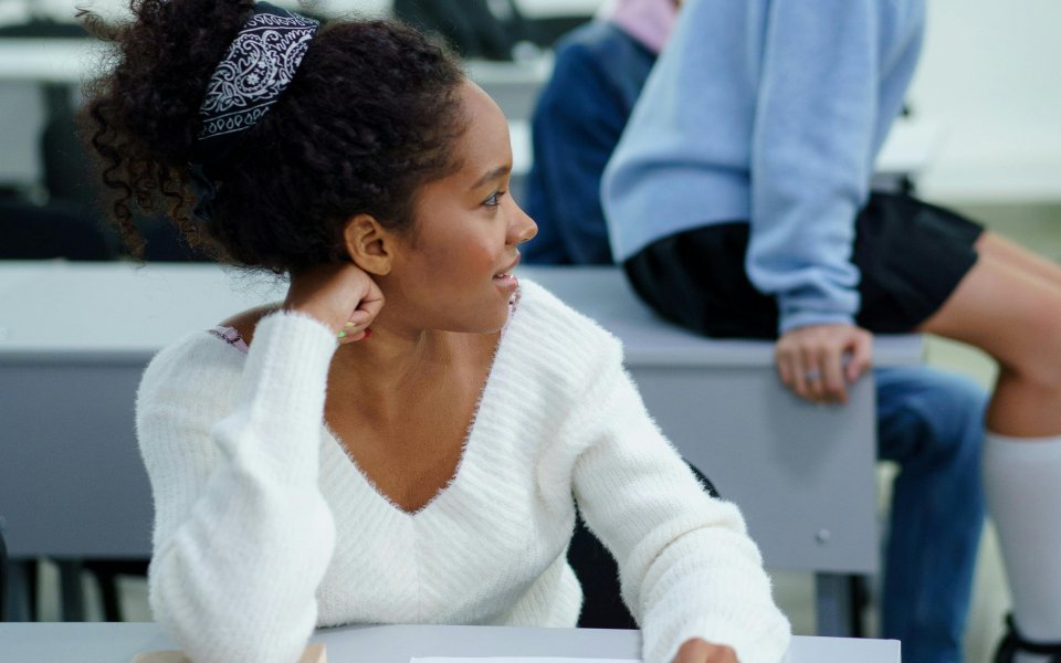 tienermeisjes op de schoolbanken