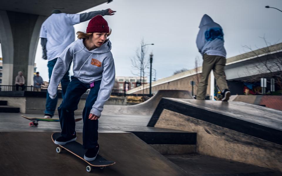 Jongeren samen in het skatepark