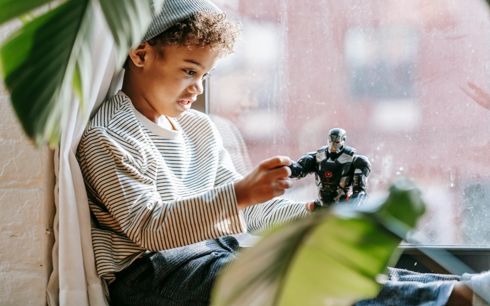 jongetje-speelt-met-actiefiguur
