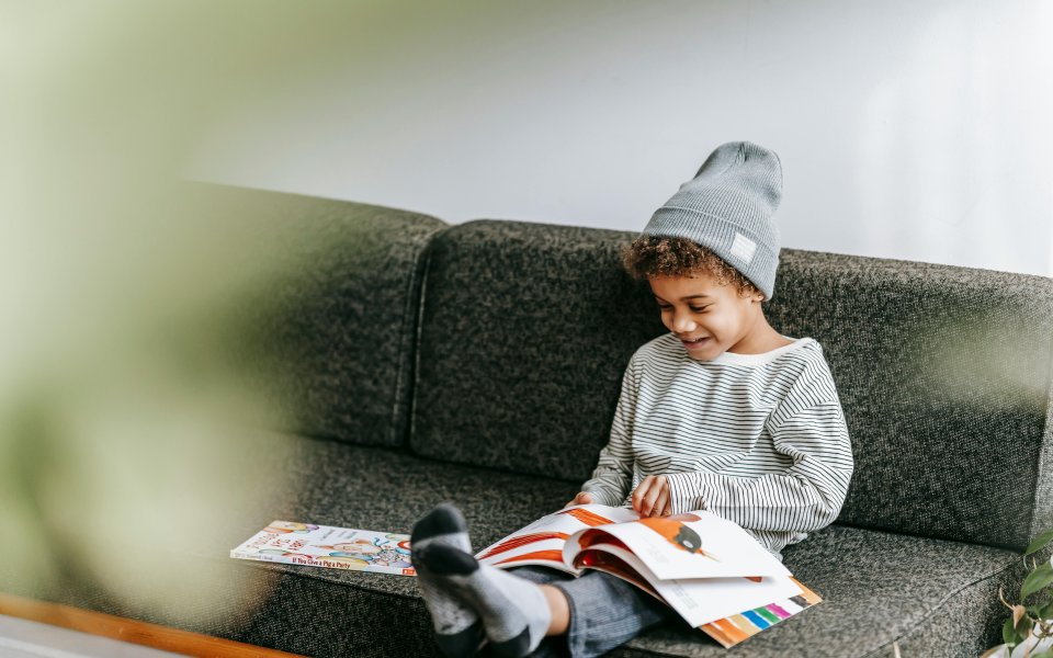 jongetje-zit-in-zetel-te-lezen