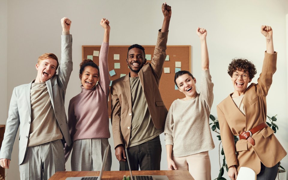 juichende-groep-collega-s