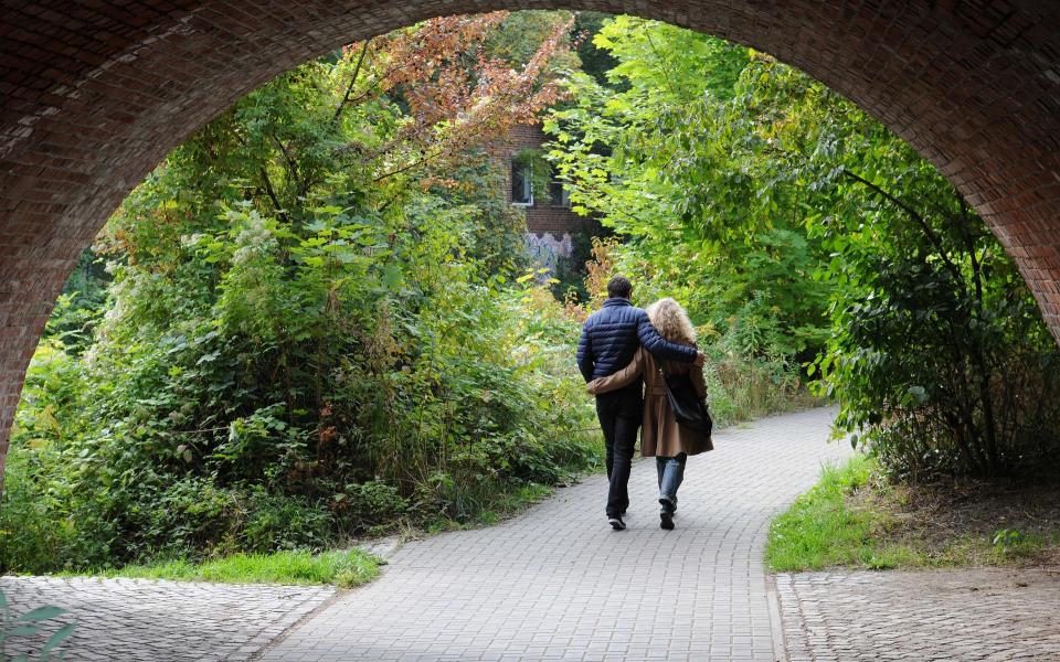 koppel onder brug