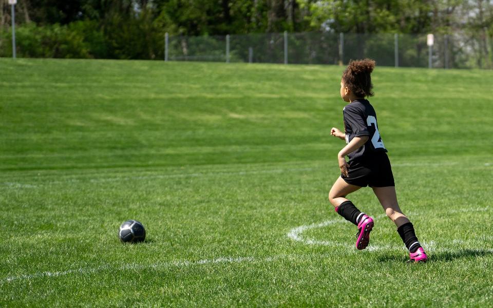 meisje speelt voetbal