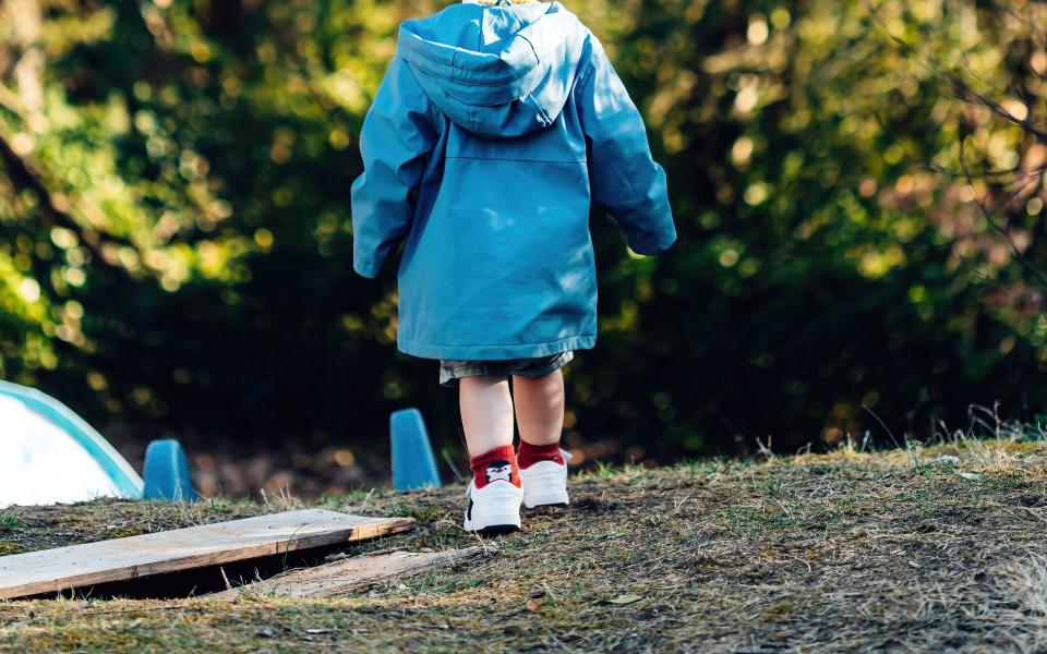 Nieuwsbericht Opgroeien Kind met jas omgedraaid aan glijbaan