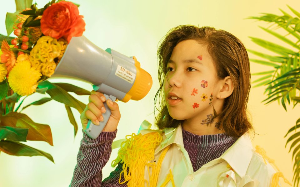 kind-spreekt-in-microfoon-waar-bloemen-uitkomen