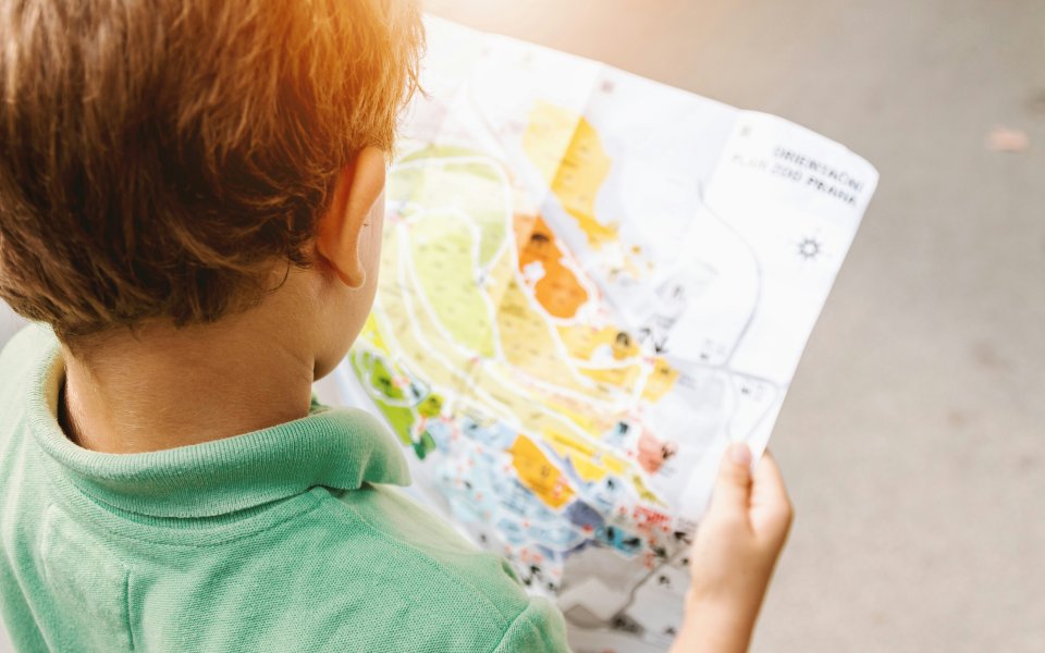 Kind bekijkt een plattegrond