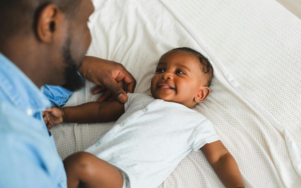 Papa die met baby speelt