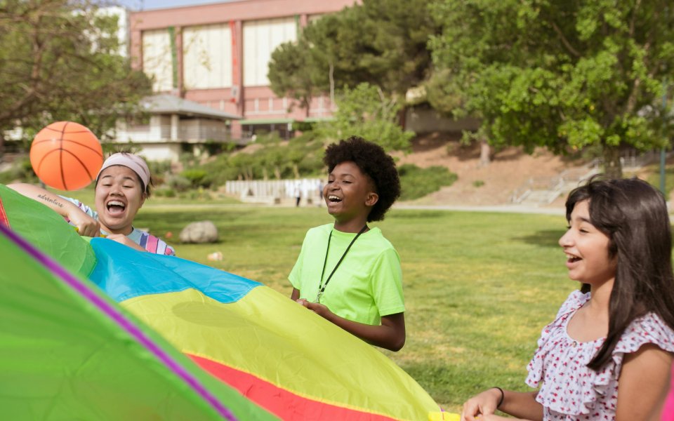 kinderen-in-asielcentrum-spelen-spel-met-bal-en-parachute.