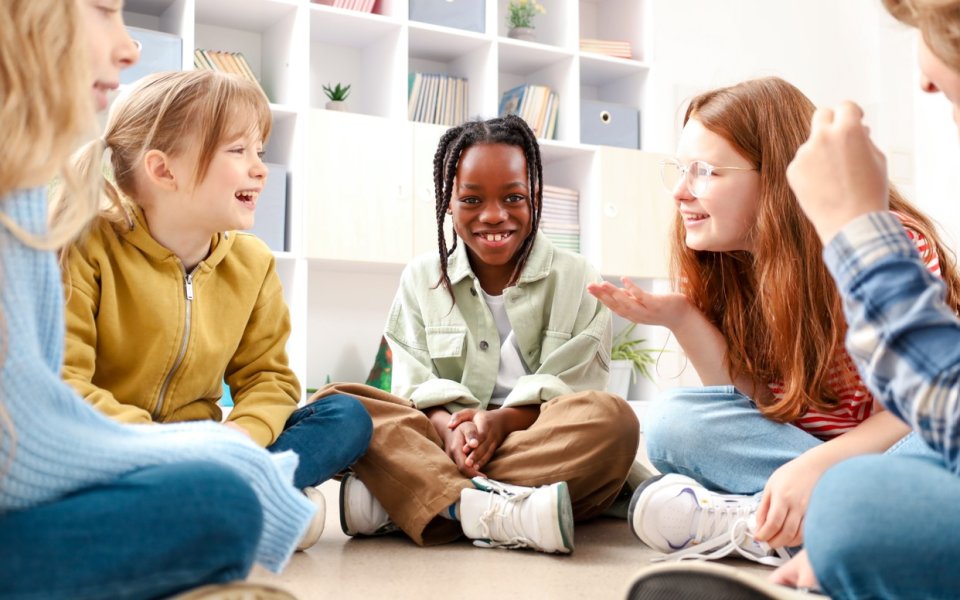 Kinderen zitten in groep te praten