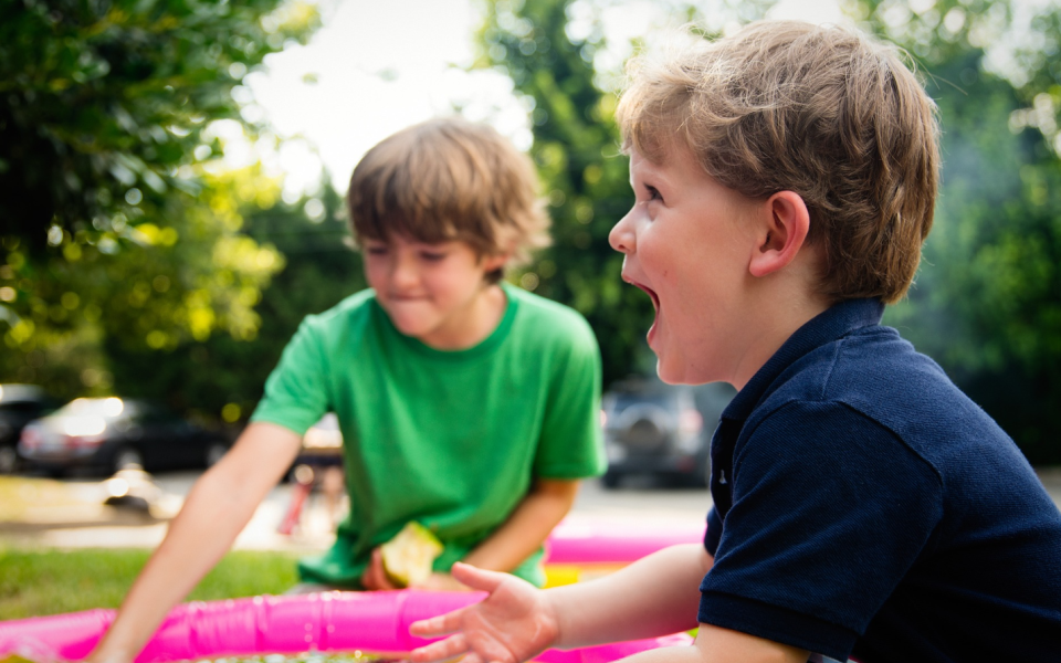 2 kinderen spelen samen buiten