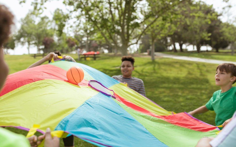 kinderen spelen samen in een park