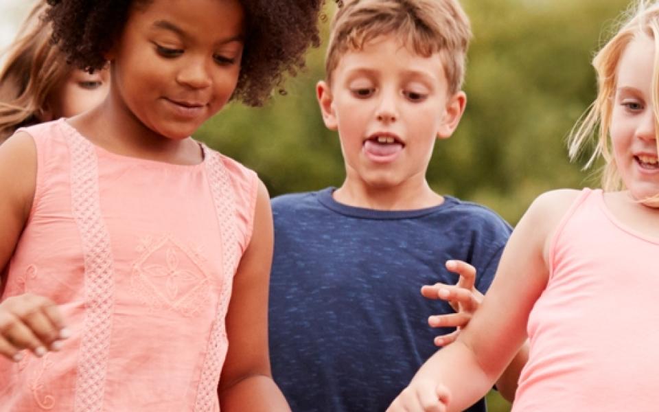 Een diverse groep kinderen speel buiten