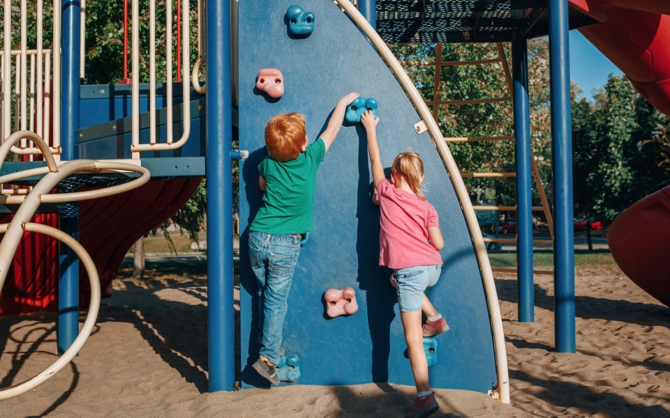 Kinderen spelen op klimrek