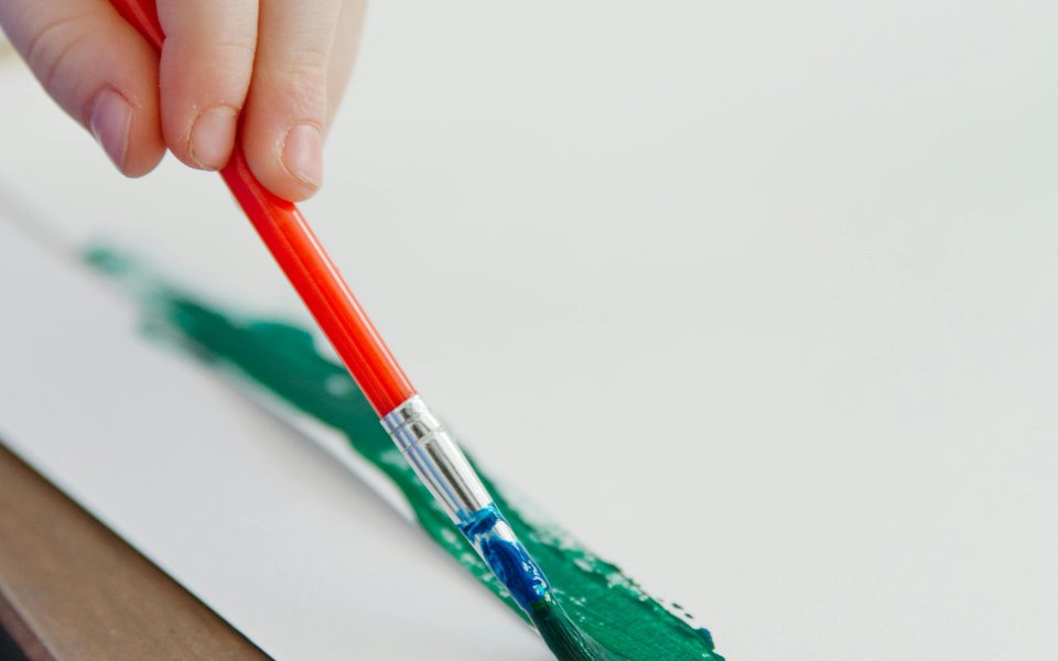 kinderhandje-schildert-lijn