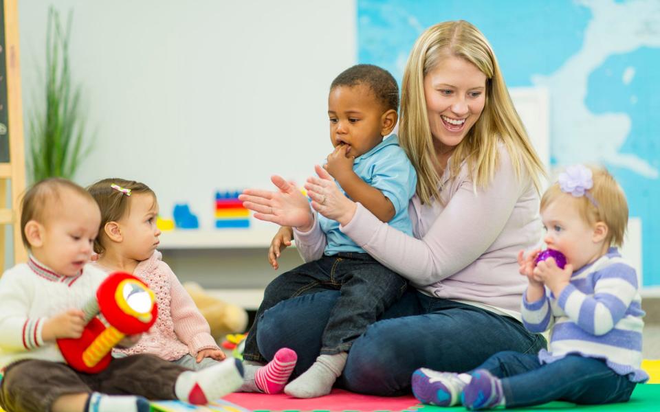 kinderverzorgster met baby's