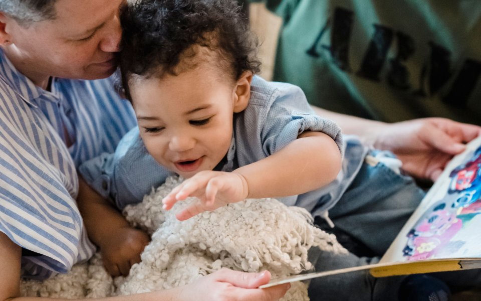 kindje bij ouders op de schoot met boekje