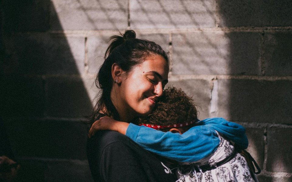 kindje in de armen van een vrouw