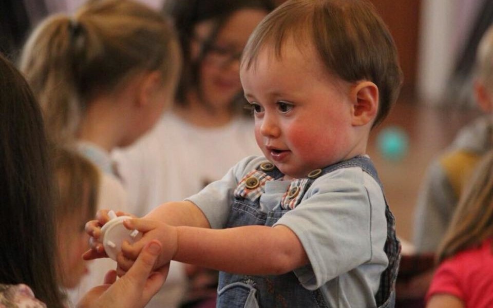 Nieuwsbericht Opgroeien Kleuter met blokjes in de kinderopvang