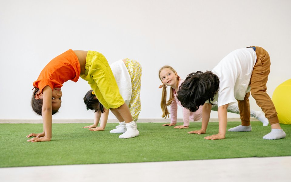 kleuters-die-turnoefeningen-doen