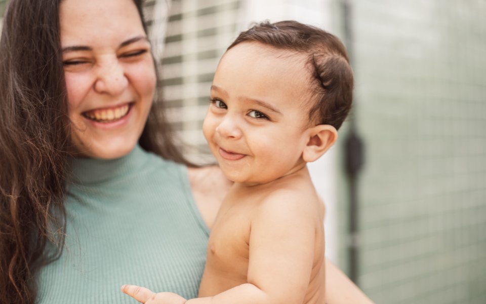 lachende-baby-en-moeder