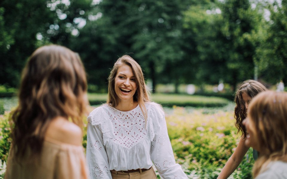 lachende-groep-jonge-mensen-in-het-park