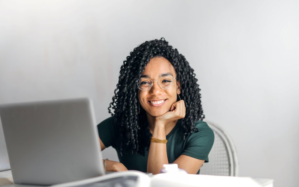 lachende-vrouw-achter-laptop
