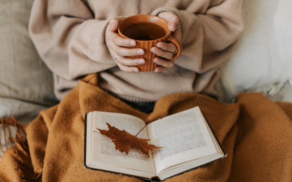 lezen-onder-een-dekentje-met-tasje-thee