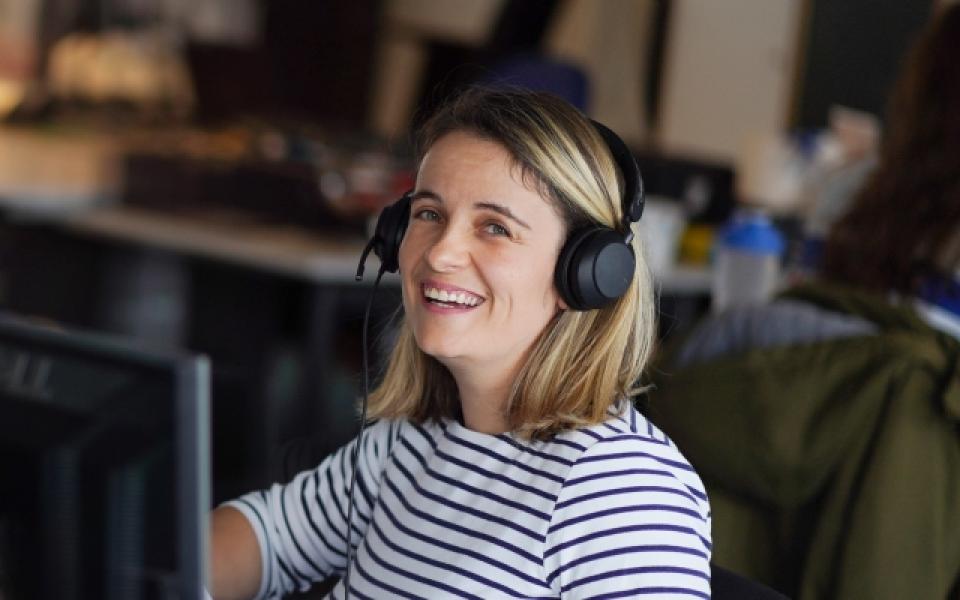 Lieslotte Lips werkend aan de computer