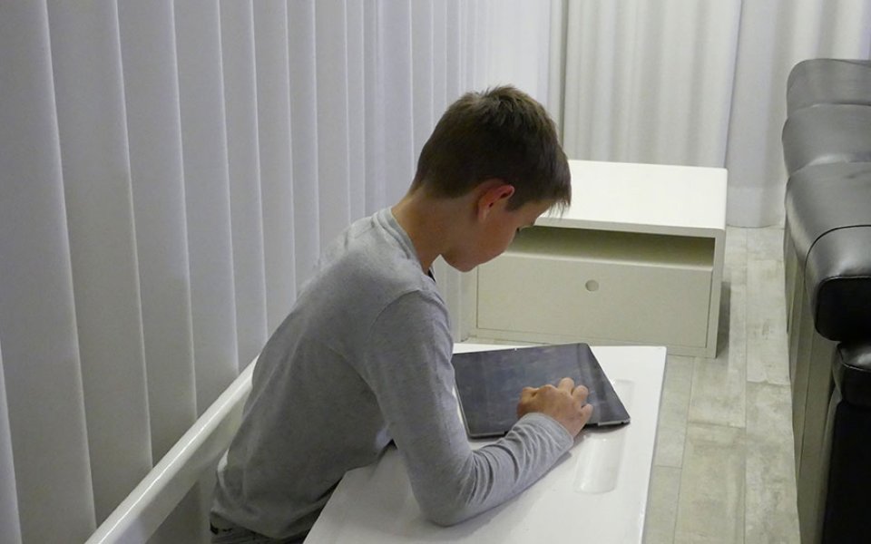 jongen op tablet