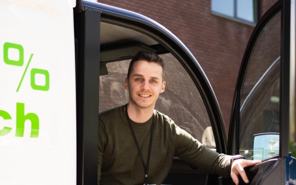 Ward, logistiek medewerker in De Grubbe in Everberg, stapt uit een elektrische bestelwagen
