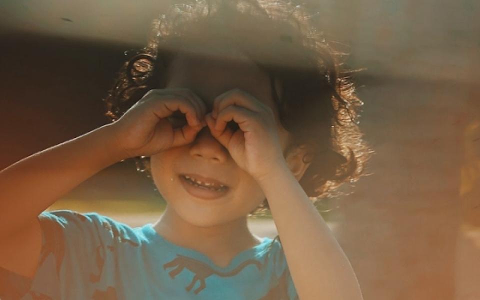 kindje maakt met handen verrekijker - lokale cijfers over gezondheid