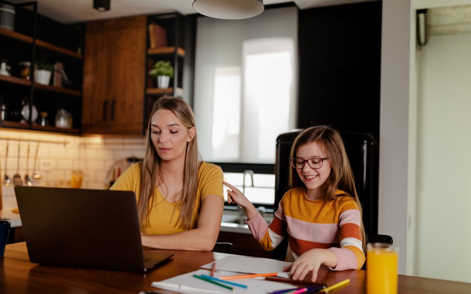 Mama en kind aan de computer